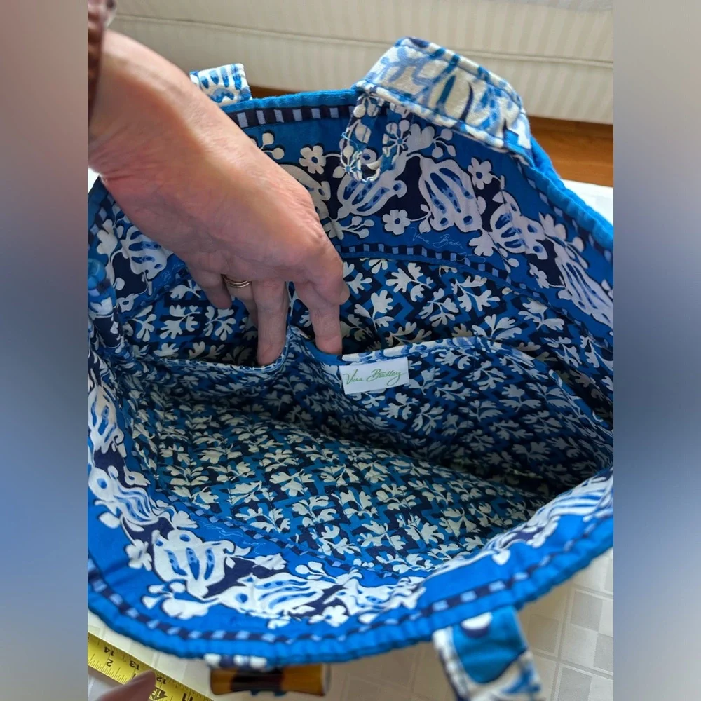 [SOLD] EUC Vera Bradley Blue Paisley Tote - Picture 5 of 7